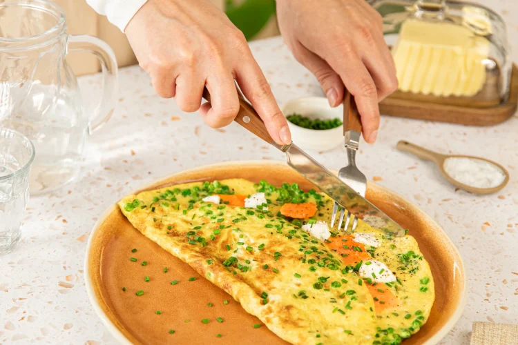 Omelette à la truite fumée et aux petits pois